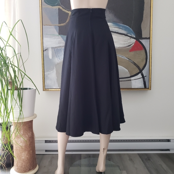 Laurèl | High-waisted Skirt - Picture 2 of 8